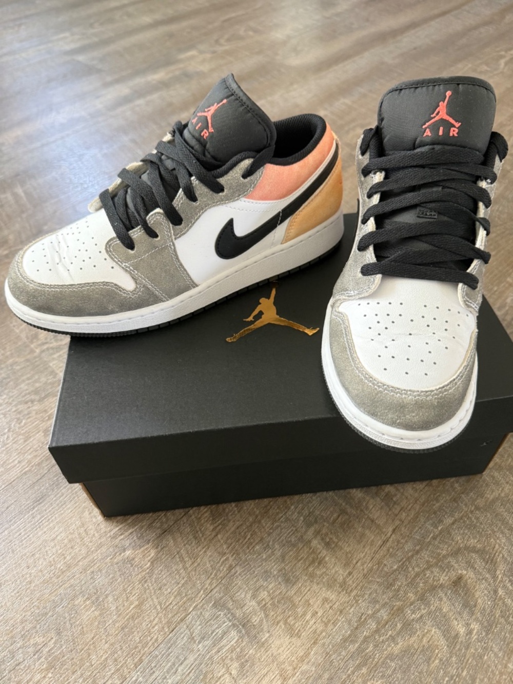 Air Jordans 1 Low SE - Picture 2 of 5